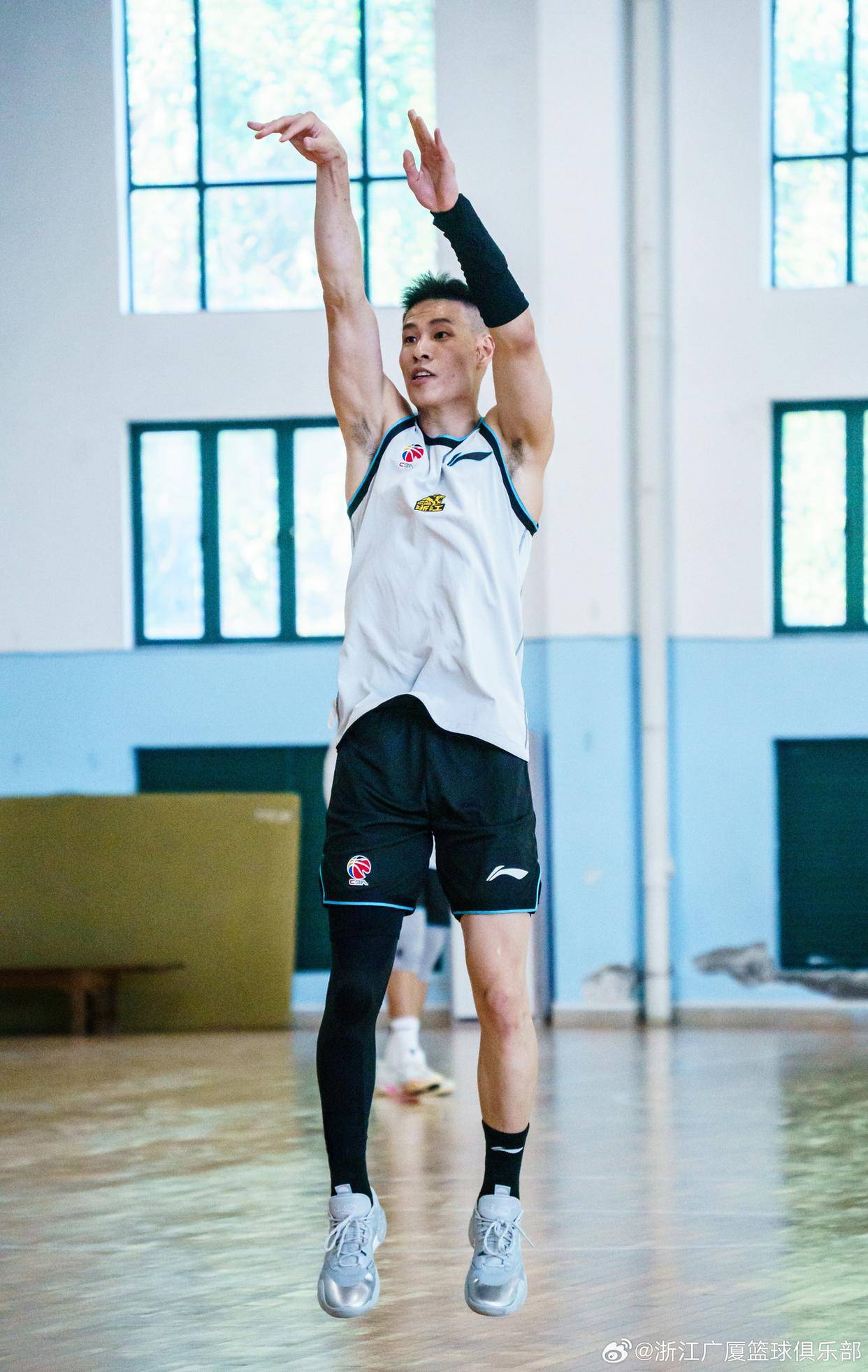 包含今晨上海海港备战CBA常规赛,手感冰凉细节曝光,气氛紧张,临场指挥获称赞的词条 包含今晨上海海港备战CBA常规赛,手感冰凉细节曝光,气氛紧张,临场指挥获称赞的词条